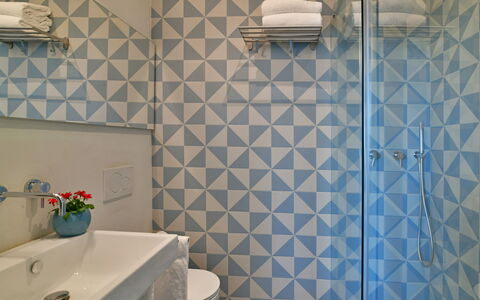 Villa Mandorlo 4: Blau, Interior Design, Flooring, Fussboden, Decke, Fliese, Zimmer, Badezimmer, Armatur, Light Fixture