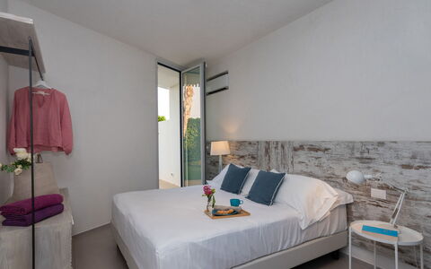 Villa Mandorlo 4: Bett, Schlafzimmer, Möbel, Wand, Interior Design, Flooring, Holz, Bedding, Fussboden, Bettdecke