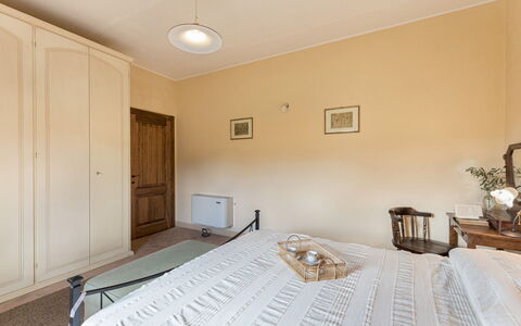 Casa Pippin 8: Bett, Möbel, Interior Design, Schlafzimmer, Wand, Flooring, Fussboden, Holz, Decke, Bettdecke