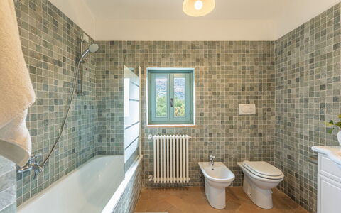 Casa Pippin 8: Flooring, Badezimmer, Armatur, Fussboden, Interior Design, Fliese, Decke, Installation, Zapfhahn, Toilette