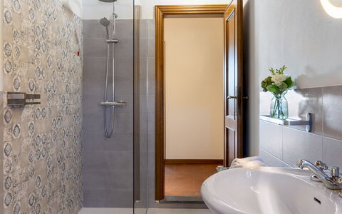 Tenuta Francigena 8: Badezimmer, Armatur, Bad Sink, Flooring, Fussboden, Interior Design, Sinken, Zapfhahn, Spiegel, Installation