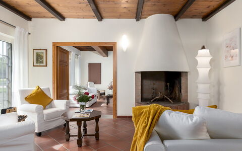 Tenuta Francigena 8: Interior Design, Möbel, Flooring, Wand, Fussboden, Decke, Zimmer, Wohnzimmer, Zuhause, Couch
