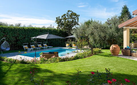 La Villanella 6: Schwimmbad, Resort, Gartenmöbel, Garten, Strauch, Eco Hotel, Landscaping, Hinterhof, Regenschirm