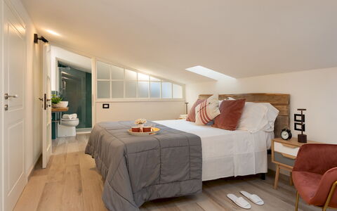 La Villanella 6: Möbel, Bett, Interior Design, Schlafzimmer, Bedding, Flooring, Fussboden, Wand, Zimmer, Bettdecke