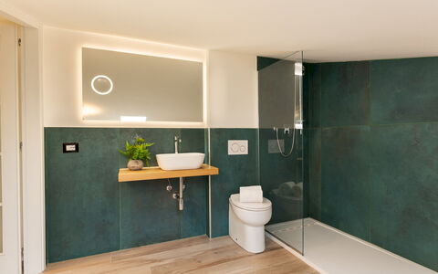 La Villanella 6: Wand, Armatur, Flooring, Interior Design, Badezimmer, Fussboden, Installation, Zapfhahn, Bad Sink, Spiegel