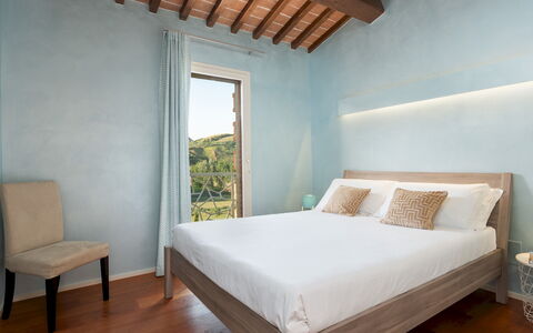 Podere Terranuova 10+2: Schlafzimmer, Wand, Bett, Interior Design, Holz, Linens, Bedding, Bettdecke, Möbel, Fussboden