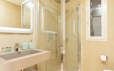 Podere Terranuova 10+2: Interior Design, Wand, Badezimmer, Flooring, Armatur, Fussboden, Bad Sink, Zimmer, Beleuchtung, Installation