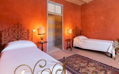 Palazzo Pozzo Bonelli 14: Wand, Flooring, Möbel, Interior Design, Fussboden, Schlafzimmer, Decke, Bett, Zimmer, Beleuchtung