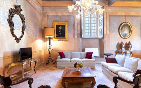 Palazzo Pozzo Bonelli 14: Möbel, Interior Design, Flooring, Wand, Couch, Fussboden, Wohnzimmer, Tabelle, Holz, Decke
