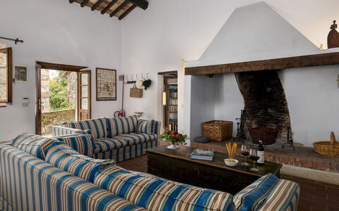 Castellare in Poggio 10: Möbel, Wand, Holz, Zuhause, Interior Design, Flooring, Wohnzimmer, Zimmer, Bilderrahmen, Stuhl