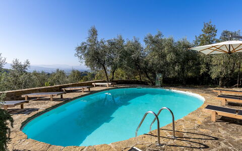 Castellare in Poggio 10: Blau, Schwimmbad, Gartenmöbel, Landscaping, Schatten, Resort, Eco Hotel, Hinterhof, Villa
