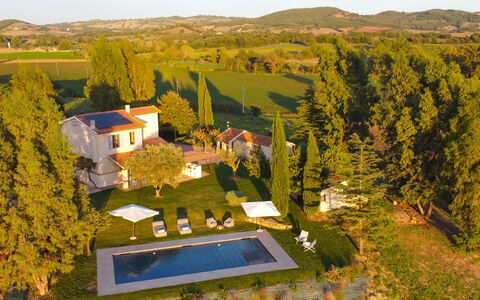 Casale Rondinella 6+2: Wohngebiet, Haus, Zuhause, Estate, Schwimmbad, Landscaping, Garten, Rasen, Villa, Vorort