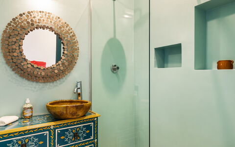 Casale Rondinella 6+2: Blau, Interior Design, Wand, Armatur, Badezimmer, Zapfhahn, Badezimmerschrank, Installation, Flooring, Sinken