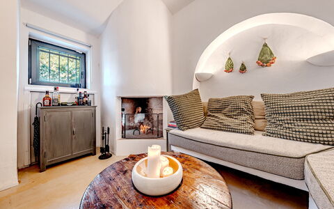 Casale di Amelì 5: Möbel, Interior Design, Wand, Flooring, Fussboden, Zimmer, Beleuchtung, Decke, Zuhause, Wohnzimmer