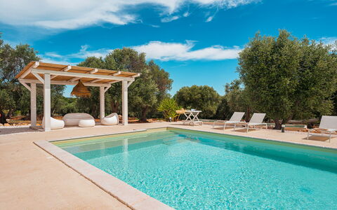 Casale di Amelì 5: Blau, Schwimmbad, Gartenmöbel, Möbel, Schatten, Resort, Freizeit, Stuhl, Eco Hotel, Sonnenliege