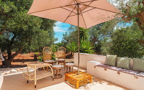 Casale di Amelì 5: Möbel, Gartenmöbel, Stuhl, Tabelle, Tisch Im Freien, Regenschirm, Schatten, Garten, Blumentopf, Terrasse