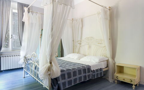 Nonna Isa 12: Möbel, Bett, Interior Design, Schlafzimmer, Bedding, Fussboden, Flooring, Bettdecke, Holz, Zimmer