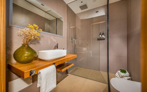 Villa Mulberry 10: Badezimmer, Interior Design, Armatur, Flooring, Fussboden, Bad Sink, Holz, Zapfhahn, Sinken, Spiegel