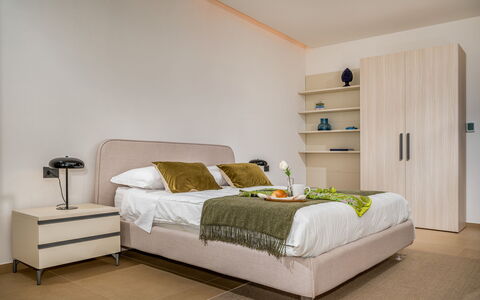 Villa Mulberry 10: Möbel, Bett, Interior Design, Bedding, Schlafzimmer, Bettdecke, Wand, Flooring, Fussboden, Holz