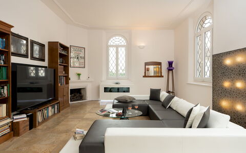 Villa Laguna 10: Möbel, Interior Design, Flooring, Couch, Wand, Fussboden, Wohnzimmer, Holz, Decke, Zimmer
