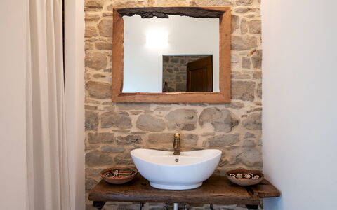 Villa Cherubini 8+1: Wand, Interior Design, Spiegel, Armatur, Bad Sink, Badezimmer, Beleuchtung, Steinwand, Zimmer, Sinken