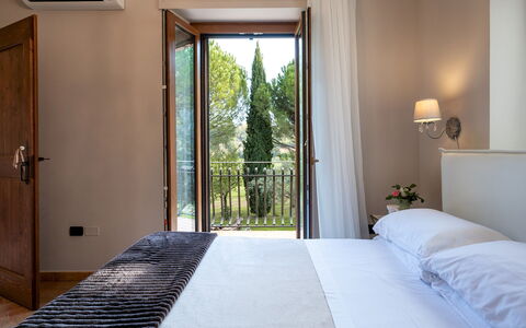 Villa Cherubini 8+1: Interior Design, Möbel, Bett, Zuhause, Schlafzimmer, Bedding, Zimmer, Bettdecke, Linens, Vorhang