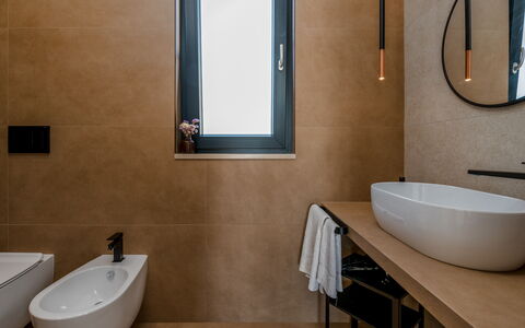 Kapoka 6: Wand, Flooring, Fussboden, Armatur, Badezimmer, Interior Design, Bad Sink, Braun, Sinken, Spiegel