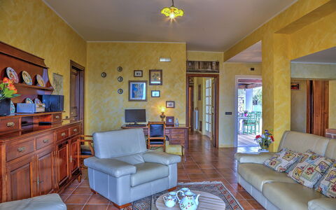 Villa Ipazia 6: Möbel, Interior Design, Flooring, Wand, Fussboden, Zimmer, Decke, Holz, Couch, Wohnzimmer