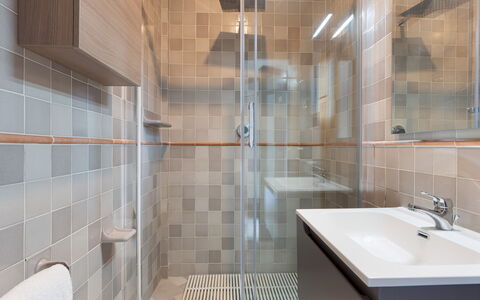 Villa Puntala 10: Flooring, Wand, Fussboden, Interior Design, Armatur, Badezimmer, Fliese, Installation, Decke, Verbundwerkstoff