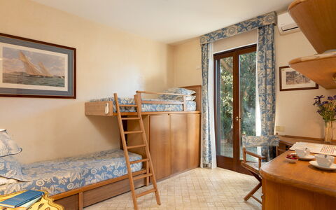 Villa Puntala 10: Möbel, Schlafzimmer, Interior Design, Holz, Bett, Fussboden, Flooring, Wohnung, Zimmer, Bettdecke
