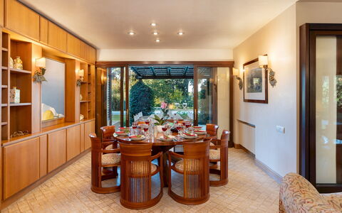 Villa Puntala 10: Möbel, Interior Design, Holz, Flooring, Tabelle, Decke, Esszimmer, Stuhl, Küche & Esszimmer Tisch, Beleuchtung