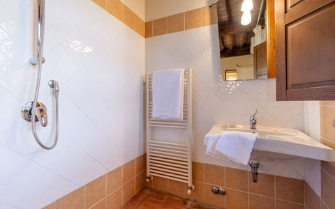 Casale Teatro 10: Flooring, Fussboden, Interior Design, Armatur, Badezimmer, Zapfhahn, Decke, Installation, Zimmer, Sinken