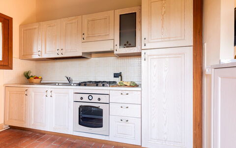 Casale Teatro 10: Holz, Küche, Cabinetry, Flooring, Major Appliance, Interior Design, Küchengerät, Countertop, Schrank, Fussboden