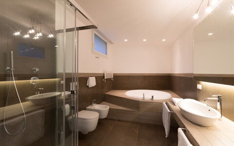 Villa Mandara 8+2: Badezimmer, Interior Design, Flooring, Armatur, Fussboden, Bad Sink, Sinken, Decke, Zapfhahn, Installation
