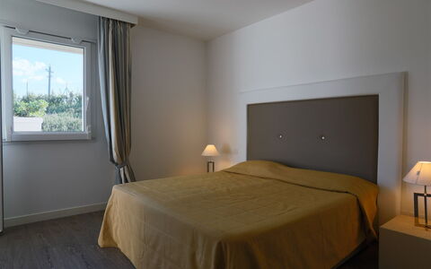 Villa Mandara 8+2: Möbel, Interior Design, Bett, Flooring, Schlafzimmer, Fussboden, Holz, Zimmer, Bettdecke, Decke