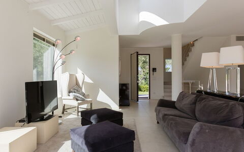 Villa Mandara 8+2: Möbel, Interior Design, Flooring, Couch, Fussboden, Wand, Wohnzimmer, Decke, Zimmer, Zuhause