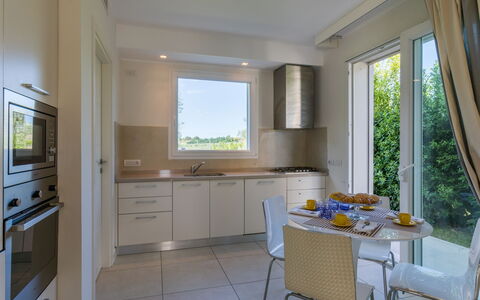 Villa Mandara 8+2: Möbel, Interior Design, Flooring, Zuhause, Küche, Countertop, Beleuchtung, Küchengerät, Stuhl, Fussboden