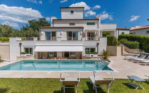 Villa Mandara 8+2: Schwimmbad, Wohngebiet, Zuhause, Haus, Estate, Villa, Resort, Hazienda, Villa, Balkon
