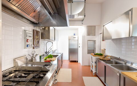 La Scuderia 8: Küche, Küchengerät, Countertop, Major Appliance, Herd, Flooring, Möbel, Beleuchtung, Interior Design, Herd