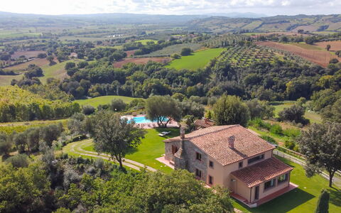 Casale Ombrone 11: Schwimmbad, Bauernhaus, Estate, Villa, Rasen, Hazienda, Villa, Eco Hotel, Bauernhof, Plantage