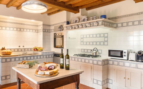 Casale Ombrone 11: Küche, Flooring, Interior Design, Möbel, Cabinetry, Fussboden, Countertop, Zuhause, Küchengerät, Zimmer