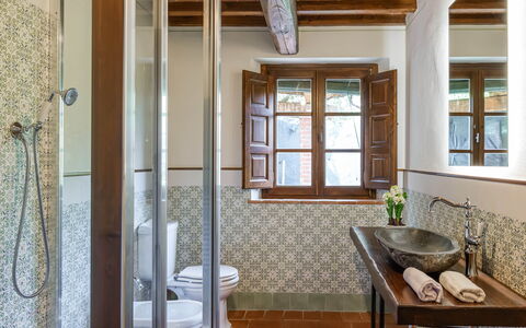 Villa Jasmine 8: Wand, Interior Design, Flooring, Fussboden, Armatur, Decke, Zuhause, Die Architektur, Badezimmer, Beleuchtung