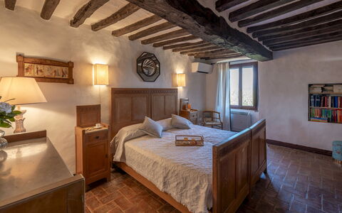 Villa la Pizzichina 10: Wand, Möbel, Schlafzimmer, Bett, Zuhause, Bettrahmen, Bedding, Bettdecke, Flooring, Schublade