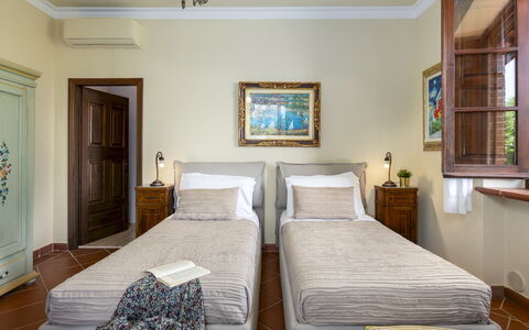Villa la Monarca 16: Möbel, Interior Design, Flooring, Fussboden, Holz, Decke, Bett, Schlafzimmer, Zimmer, Beleuchtung