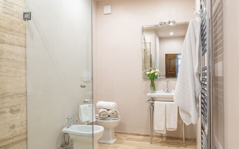Villa la Monarca 16: Badezimmer, Flooring, Interior Design, Armatur, Toilleten Sitz, Fussboden, Toilette, Sinken, Installation, Zapfhahn