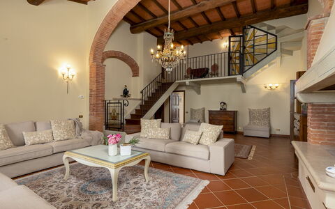 Villa la Monarca 16: Möbel, Interior Design, Couch, Decke, Flooring, Beleuchtung, Wohnzimmer, Tabelle, Zimmer, Fussboden