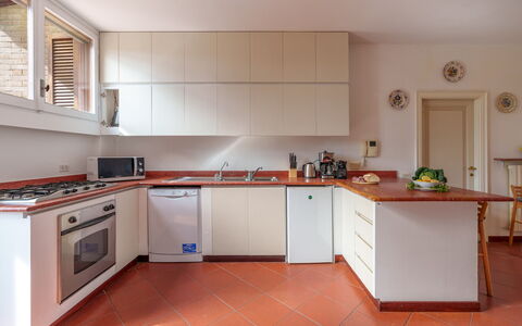 Villa Lia 10: Küchengerät, Küche, Countertop, Major Appliance, Cabinetry, Flooring, Interior Design, Holz, Haushaltsgerät, Herd