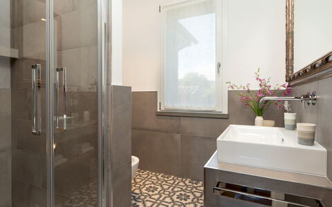 Villa la Casina 4: Badezimmer, Wand, Flooring, Interior Design, Armatur, Fussboden, Bad Sink, Zuhause, Zapfhahn, Installation