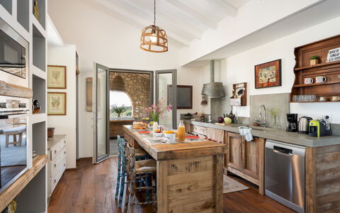 Villa la Casina 4: Möbel, Küche, Countertop, Interior Design, Holz, Cabinetry, Flooring, Haushaltsgerät, Zuhause, Küchengerät