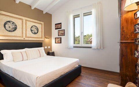Villa la Casina 4: Möbel, Bett, Interior Design, Schlafzimmer, Bedding, Holz, Bettdecke, Zimmer, Zuhause, Flooring
